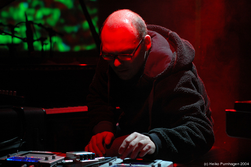 Bugge Wesseltoft (solo) - Jazzland Sessions @ Blå, Oslo 2004-12-02 - dsc_3504.jpg - Photo: Heiko Purnhagen 2004