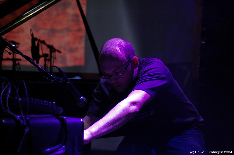 Bugge Wesseltoft (solo) - Jazzland Sessions @ Blå, Oslo 2004-12-02 - dsc_3557.jpg - Photo: Heiko Purnhagen 2004