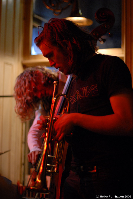 The Jolly-Boat Pirates @ Glenn Miller Café, Stockholm 2006-10-14 - dsc_5604.jpg - Photo: Heiko Purnhagen 2006