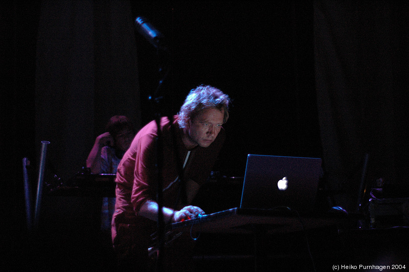 Nils Petter Molvær @ Rockefeller, Oslo 2004-08-14 - dsc_1322.jpg - Photo: Heiko Purnhagen 2004