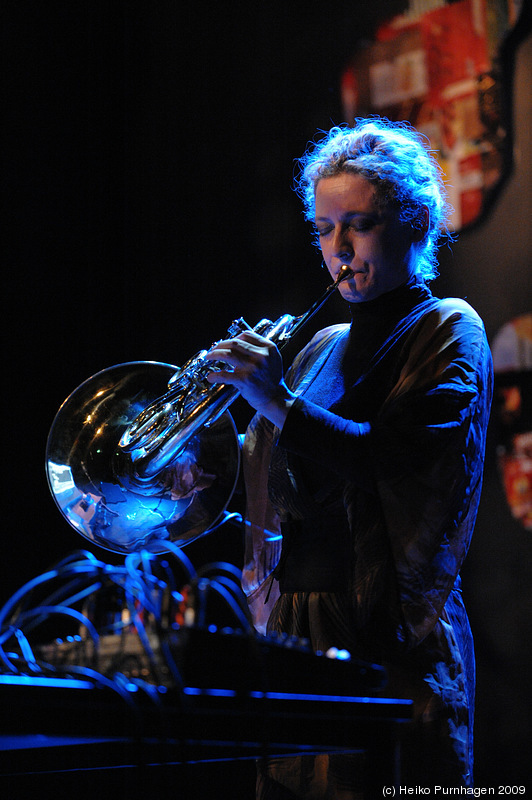 Perspectives 2009 @ Västerås 2009-03-07 - Hild Sofie Tafjord french horn/electronics @ Perspectives 2009, Västerås 2009-03-07 - Photo: Heiko Purnhagen 2009