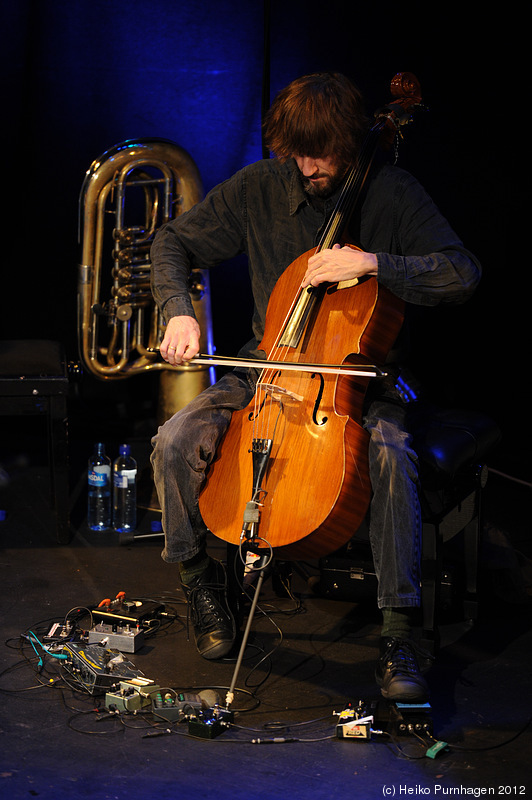 Exhibition (Part 3) @ Perspectives 2012 - Fred Lonberg-Holm (Peter Brötzmann Chicago Tentet) @ Nasjonal Jazzscene Victoria, Oslo 2010-10-30 - Photo: Heiko Purnhagen 2012
