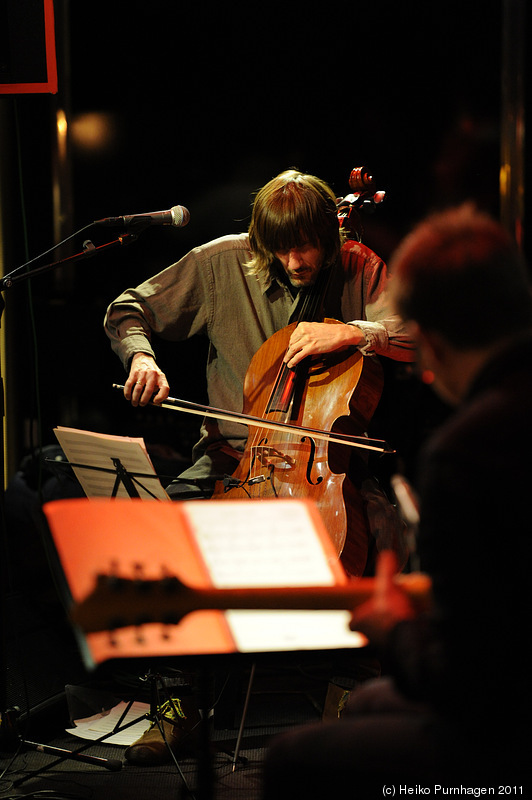 Fred Lonberg-Holm - SEVAL @ Lilla Hotellbaren, Stockholm 2011-03-15 - dsc_1012.jpg - Photo: Heiko Purnhagen 2011