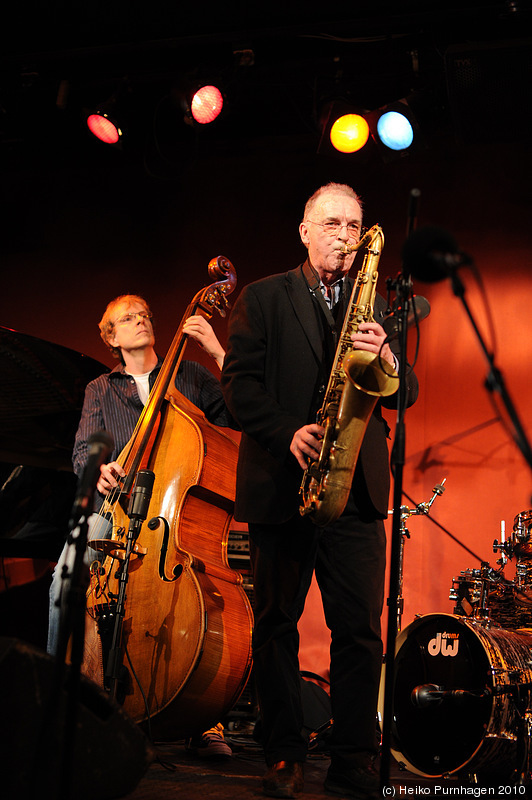 Swedish Jazz Celebration 2010 @ Fasching, Stockholm 2010-04-15 - prize award ceremony: Bernt Rosengren sax, Hans Backenroth b - Photo: Heiko Purnhagen 2010