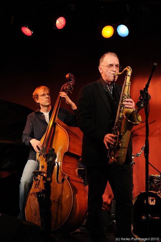 Swedish Jazz Celebration 2010 @ Fasching, Stockholm 2010-04-15 - prize award ceremony: Bernt Rosengren sax, Hans Backenroth b - Photo: Heiko Purnhagen 2010