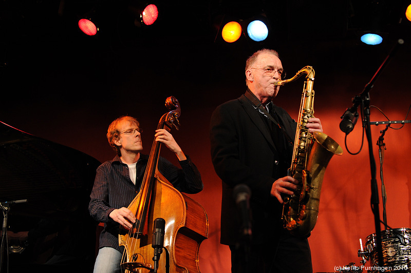 Swedish Jazz Celebration 2010 @ Fasching, Stockholm 2010-04-15 - prize award ceremony: Bernt Rosengren sax, Hans Backenroth b - Photo: Heiko Purnhagen 2010