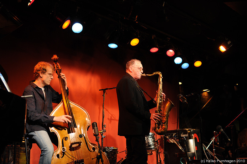 Swedish Jazz Celebration 2010 @ Fasching, Stockholm 2010-04-15 - prize award ceremony: Bernt Rosengren sax, Hans Backenroth b - Photo: Heiko Purnhagen 2010