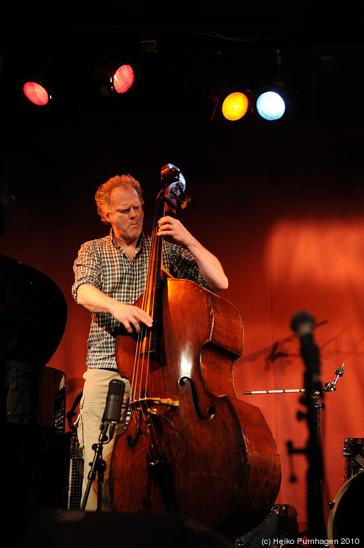 Swedish Jazz Celebration 2010 @ Fasching, Stockholm 2010-04-15 - prize award ceremony: Anders Jormin b - Photo: Heiko Purnhagen 2010