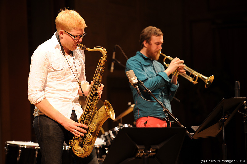 Swedish Jazz Celebration 2010 @ Konserthuset, Stockholm 2010-04-16 - Fredrik Norén Band (Fredrik Norén dr, NN p, Niklas Barnö trp, Magnus Dölerud sax, Niklas Wennström b) - Photo: Heiko Purnhagen 2010