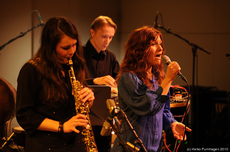 Swedish Jazz Celebration 2010 @ Konserthuset, Stockholm 2010-04-16 - Anna Einarsson Anagram (Anna Einarsson voc, Elin Larsson sax, Svante Henryson cello, Mattias Sköld electronics, NN p, NN b) - Photo: Heiko Purnhagen 2010