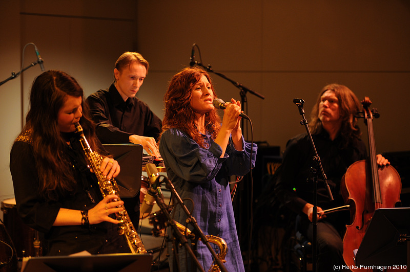 Swedish Jazz Celebration 2010 @ Konserthuset, Stockholm 2010-04-16 - Anna Einarsson Anagram (Anna Einarsson voc, Elin Larsson sax, Svante Henryson cello, Mattias Sköld electronics, NN p, NN b) - Photo: Heiko Purnhagen 2010