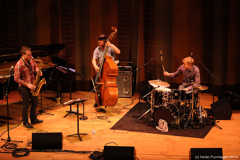 Swedish Jazz Celebration 2010 @ Konserthuset, Stockholm 2010-04-16 - Palle Danielsson b, Fredrik Nordström sax, Jon Fält dr - Photo: Heiko Purnhagen 2010