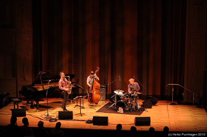 Swedish Jazz Celebration 2010 @ Konserthuset, Stockholm 2010-04-16 - Palle Danielsson b, Fredrik Nordström sax, Jon Fält dr - Photo: Heiko Purnhagen 2010