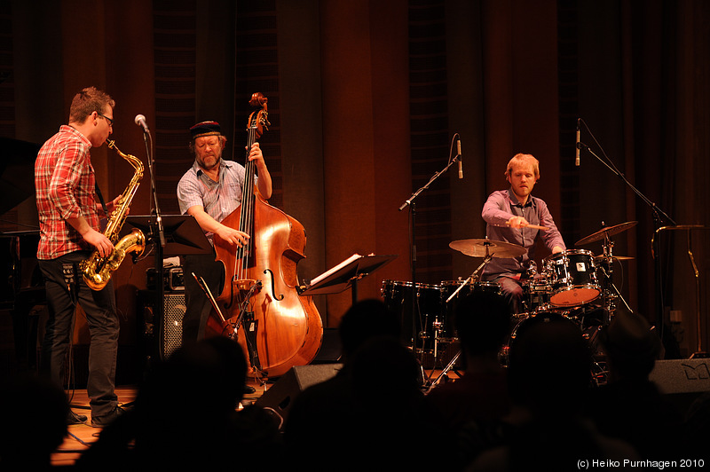 Swedish Jazz Celebration 2010 @ Konserthuset, Stockholm 2010-04-16 - Palle Danielsson b, Fredrik Nordström sax, Jon Fält dr - Photo: Heiko Purnhagen 2010
