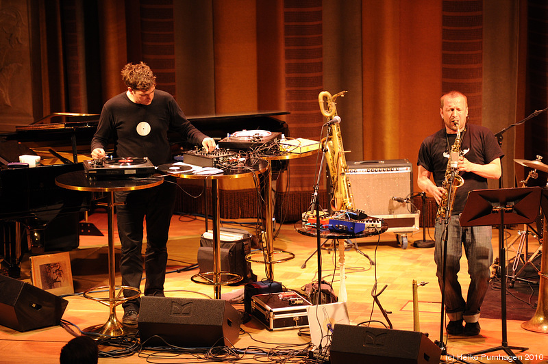 Swedish Jazz Celebration 2010 @ Konserthuset, Stockholm 2010-04-16 - Mats Gustafsson Swedish AZZ (Mats Gustafsson sax, Per-Åke Holmlander tuba, Eric Carlsson dr, Kjell Nordeson vib, Dieter Kovacis (aka Dieb 13) turntables) - Photo: Heiko Purnhagen 2010