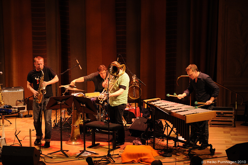 Swedish Jazz Celebration 2010 @ Konserthuset, Stockholm 2010-04-16 - Mats Gustafsson Swedish AZZ (Mats Gustafsson sax, Per-Åke Holmlander tuba, Eric Carlsson dr, Kjell Nordeson vib, Dieter Kovacis (aka Dieb 13) turntables) - Photo: Heiko Purnhagen 2010