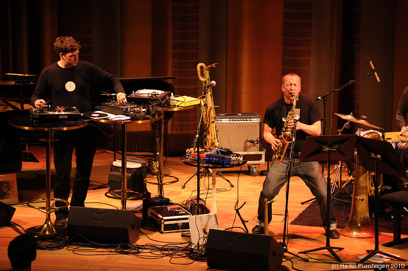 Swedish Jazz Celebration 2010 @ Konserthuset, Stockholm 2010-04-16 - Mats Gustafsson Swedish AZZ (Mats Gustafsson sax, Per-Åke Holmlander tuba, Eric Carlsson dr, Kjell Nordeson vib, Dieter Kovacis (aka Dieb 13) turntables) - Photo: Heiko Purnhagen 2010