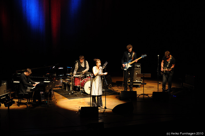 Swedish Jazz Celebration 2010 @ Konserthuset, Stockholm 2010-04-17 - Jeanette Lindström (Jeanette Lindström voc, Jonas Östholm p, Ola Hultgren dr, Thobias Gabrielson b, Andreas Hourdakis git) - Photo: Heiko Purnhagen 2010