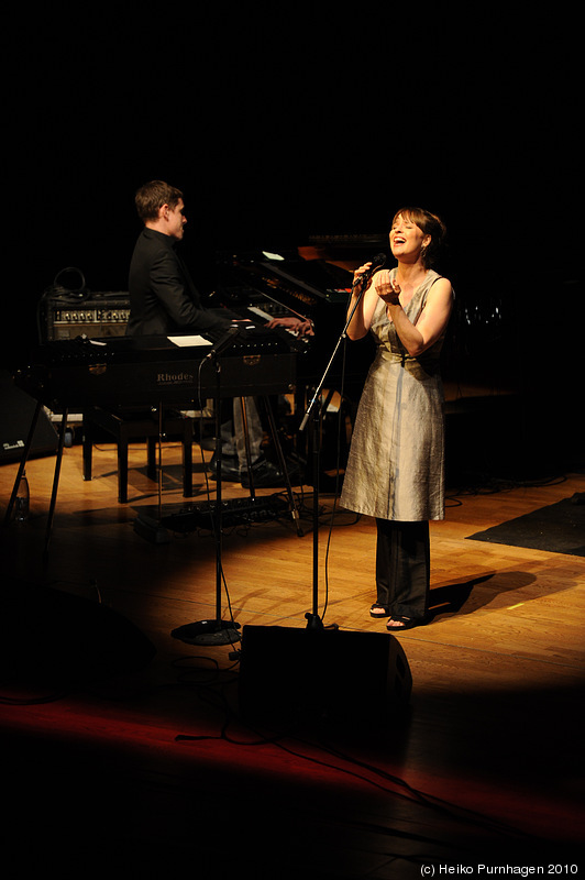 Swedish Jazz Celebration 2010 @ Konserthuset, Stockholm 2010-04-17 - Jeanette Lindström (Jeanette Lindström voc, Jonas Östholm p, Ola Hultgren dr, Thobias Gabrielson b, Andreas Hourdakis git) - Photo: Heiko Purnhagen 2010