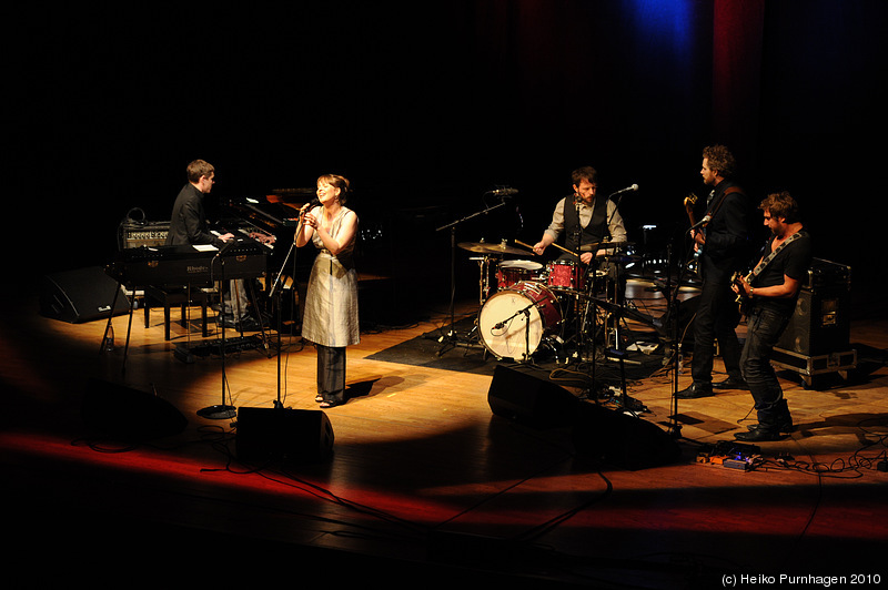 Swedish Jazz Celebration 2010 @ Konserthuset, Stockholm 2010-04-17 - Jeanette Lindström (Jeanette Lindström voc, Jonas Östholm p, Ola Hultgren dr, Thobias Gabrielson b, Andreas Hourdakis git) - Photo: Heiko Purnhagen 2010