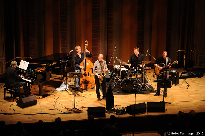 Swedish Jazz Celebration 2010 @ Konserthuset, Stockholm 2010-04-17 - Hans Backenroth with Friends (Hans Backenroth b, Kjell Öhman p, Bernt Rosengren sax, Jacob Fischer git, Roger Johansen dr) - Photo: Heiko Purnhagen 2010