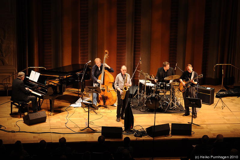 Swedish Jazz Celebration 2010 @ Konserthuset, Stockholm 2010-04-17 - Hans Backenroth with Friends (Hans Backenroth b, Kjell Öhman p, Bernt Rosengren sax, Jacob Fischer git, Roger Johansen dr) - Photo: Heiko Purnhagen 2010