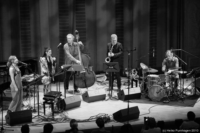 Swedish Jazz Celebration 2010 @ Konserthuset, Stockholm 2010-04-17 - Anders Jormin - Klotter (Erika Angell voc, Mariam Wallentin voc, Anders Jormin b, Fredrik Ljungkvists sax, Jon Fält dr) - Photo: Heiko Purnhagen 2010