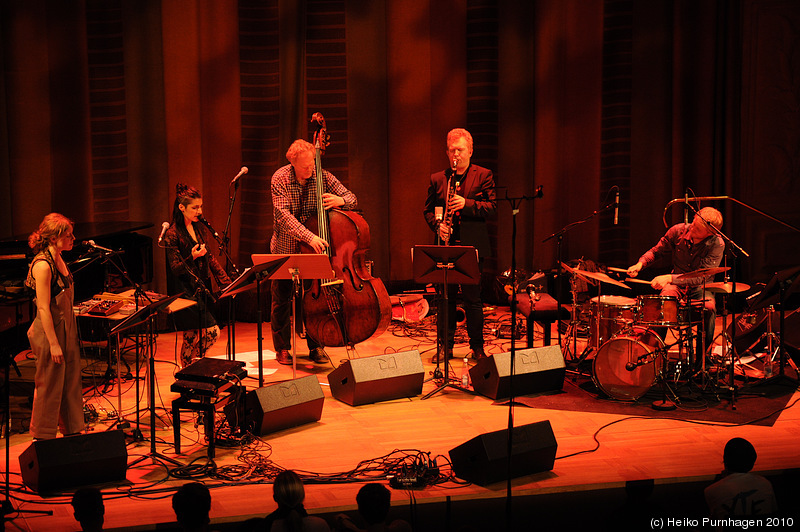Swedish Jazz Celebration 2010 @ Konserthuset, Stockholm 2010-04-17 - Anders Jormin - Klotter (Erika Angell voc, Mariam Wallentin voc, Anders Jormin b, Fredrik Ljungkvists sax, Jon Fält dr) - Photo: Heiko Purnhagen 2010