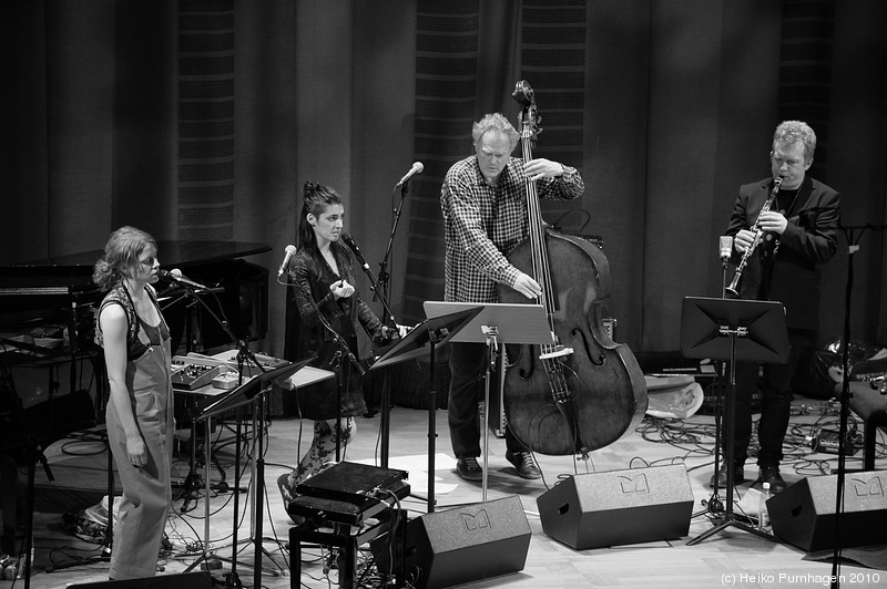 Swedish Jazz Celebration 2010 @ Konserthuset, Stockholm 2010-04-17 - Anders Jormin - Klotter (Erika Angell voc, Mariam Wallentin voc, Anders Jormin b, Fredrik Ljungkvists sax, Jon Fält dr) - Photo: Heiko Purnhagen 2010
