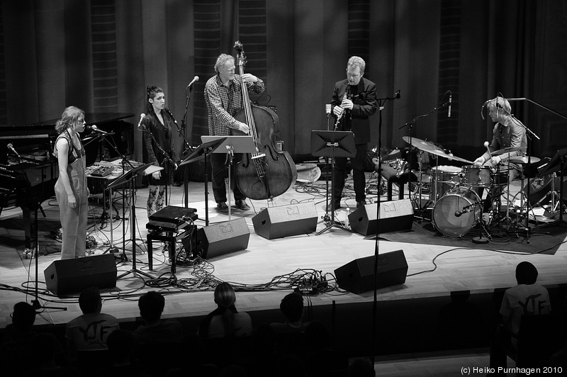 Swedish Jazz Celebration 2010 @ Konserthuset, Stockholm 2010-04-17 - Anders Jormin - Klotter (Erika Angell voc, Mariam Wallentin voc, Anders Jormin b, Fredrik Ljungkvists sax, Jon Fält dr) - Photo: Heiko Purnhagen 2010