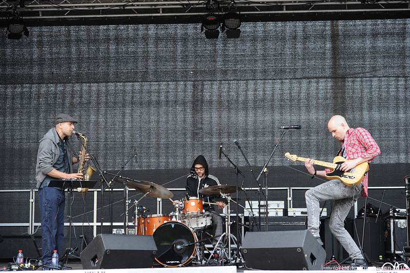 STHLM JAZZ FEST 2010 @ Skeppsholmen, Stockholm 2010-06-11 - TrioVD: Chris Sharkey git, Christophe de Bezenac sax, Chris Bussey dr @ STHLM JAZZ FEST 2010, Stockholm 2010-06-11 - Photo: Heiko Purnhagen 2010