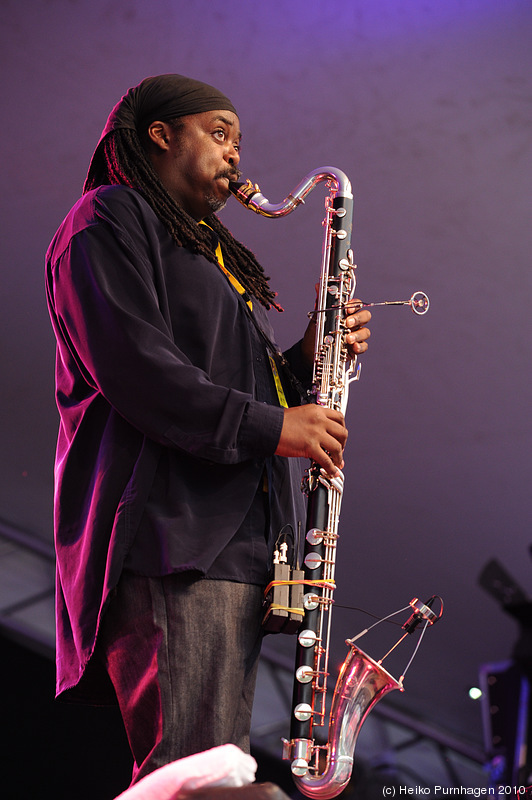 STHLM JAZZ FEST 2010 @ Skeppsholmen, Stockholm 2010-06-11 - Courtney Pine: Courtney Pine sax, Omar Puente violin, Cameron Pierre git, Robert Fordjour dr, Zoe Rahman p, Darren Taylor b @ STHLM JAZZ FEST 2010, Stockholm 2010-06-11 - Photo: Heiko Purnhagen 2010