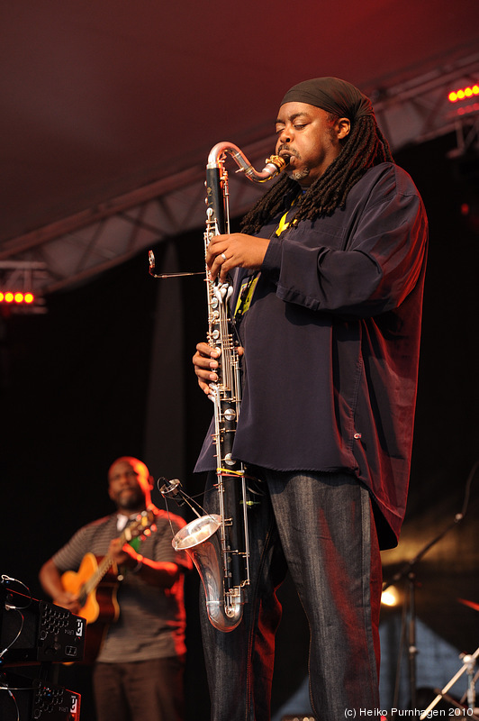 STHLM JAZZ FEST 2010 @ Skeppsholmen, Stockholm 2010-06-11 - Courtney Pine: Courtney Pine sax, Omar Puente violin, Cameron Pierre git, Robert Fordjour dr, Zoe Rahman p, Darren Taylor b @ STHLM JAZZ FEST 2010, Stockholm 2010-06-11 - Photo: Heiko Purnhagen 2010