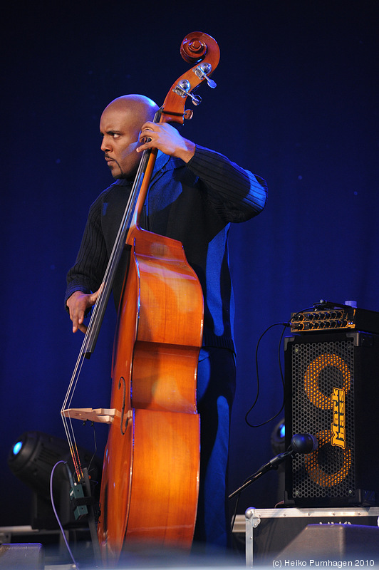 STHLM JAZZ FEST 2010 @ Skeppsholmen, Stockholm 2010-06-11 - Courtney Pine: Courtney Pine sax, Omar Puente violin, Cameron Pierre git, Robert Fordjour dr, Zoe Rahman p, Darren Taylor b @ STHLM JAZZ FEST 2010, Stockholm 2010-06-11 - Photo: Heiko Purnhagen 2010