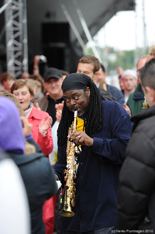 STHLM JAZZ FEST 2010 @ Skeppsholmen, Stockholm 2010-06-11 - Courtney Pine: Courtney Pine sax, Omar Puente violin, Cameron Pierre git, Robert Fordjour dr, Zoe Rahman p, Darren Taylor b @ STHLM JAZZ FEST 2010, Stockholm 2010-06-11 - Photo: Heiko Purnhagen 2010