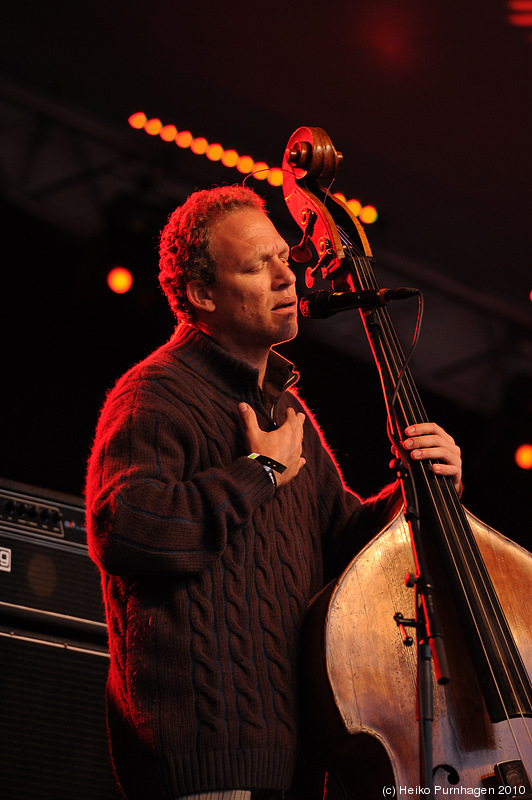 STHLM JAZZ FEST 2010 @ Skeppsholmen, Stockholm 2010-06-11 - Avishai Cohen - Aurora: Avishai Cohen b/voc, Shai Maestro p, Itamar Doari perc, Karen Malka voc, Amos Hoffman oud @ STHLM JAZZ FEST 2010, Stockholm 2010-06-11 - Photo: Heiko Purnhagen 2010