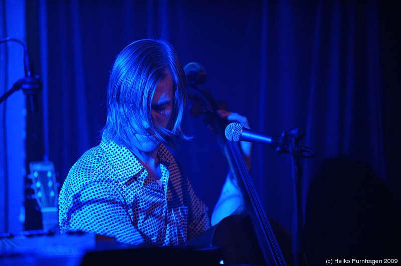 THUS:OWLS + The Tiny + Patrick Watson @ Strand, Stockholm 2009-08-19 - The Tiny: Ellekari Larsson voc/p, Leo Svensson cello/saw/glockenspiel, Patric Thorman b @ Strand, Stockholm 2009-08-19 - Photo: Heiko Purnhagen 2009