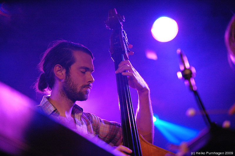 THUS:OWLS + The Tiny + Patrick Watson @ Strand, Stockholm 2009-08-19 - The Tiny: Ellekari Larsson voc/p, Leo Svensson cello/saw/glockenspiel, Patric Thorman b @ Strand, Stockholm 2009-08-19 - Photo: Heiko Purnhagen 2009