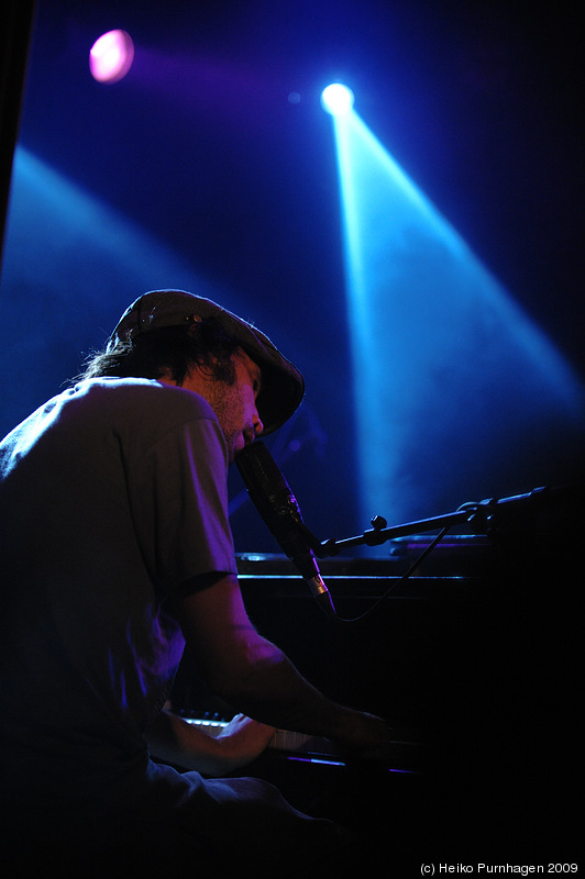 THUS:OWLS + The Tiny + Patrick Watson @ Strand, Stockholm 2009-08-19 - Patrick Watson: Patrick Watson voc/p, Simon Angell git, Robbie Kuster dr, Mishka Stein b @ Strand, Stockholm 2009-08-19 - Photo: Heiko Purnhagen 2009