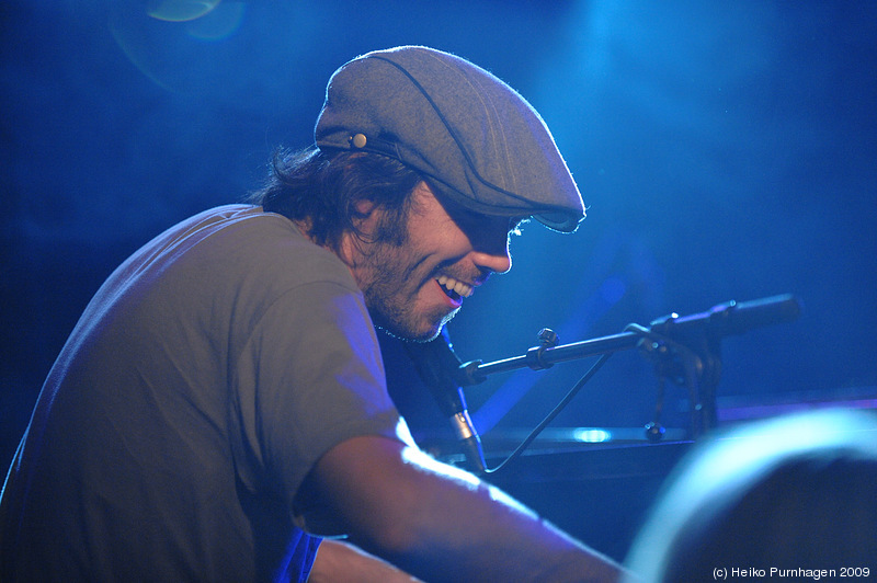 THUS:OWLS + The Tiny + Patrick Watson @ Strand, Stockholm 2009-08-19 - Patrick Watson: Patrick Watson voc/p, Simon Angell git, Robbie Kuster dr, Mishka Stein b @ Strand, Stockholm 2009-08-19 - Photo: Heiko Purnhagen 2009