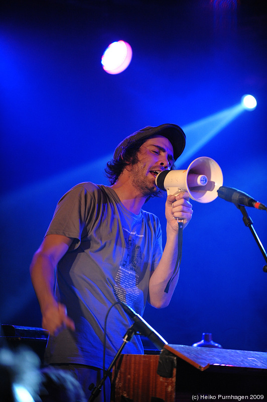 THUS:OWLS + The Tiny + Patrick Watson @ Strand, Stockholm 2009-08-19 - Patrick Watson: Patrick Watson voc/p, Simon Angell git, Robbie Kuster dr, Mishka Stein b @ Strand, Stockholm 2009-08-19 - Photo: Heiko Purnhagen 2009