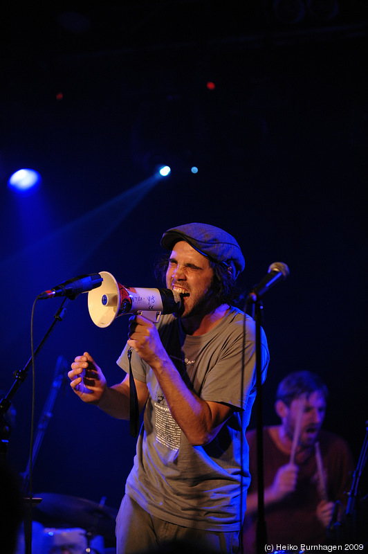 THUS:OWLS + The Tiny + Patrick Watson @ Strand, Stockholm 2009-08-19 - Patrick Watson: Patrick Watson voc/p, Simon Angell git, Robbie Kuster dr, Mishka Stein b @ Strand, Stockholm 2009-08-19 - Photo: Heiko Purnhagen 2009