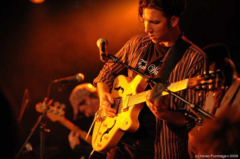 THUS:OWLS + The Tiny + Patrick Watson @ Strand, Stockholm 2009-08-19 - Patrick Watson: Patrick Watson voc/p, Simon Angell git, Robbie Kuster dr, Mishka Stein b @ Strand, Stockholm 2009-08-19 - Photo: Heiko Purnhagen 2009