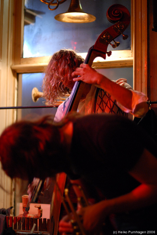 The Jolly-Boat Pirates @ Glenn Miller Café, Stockholm 2006-10-14 - dsc_5690.jpg - Photo: Heiko Purnhagen 2006