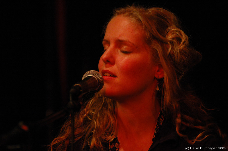 Sofia Karlsson @ Mosebacke, Stockholm 2005-03-01 - dsc_6939.jpg - Photo: Heiko Purnhagen 2005