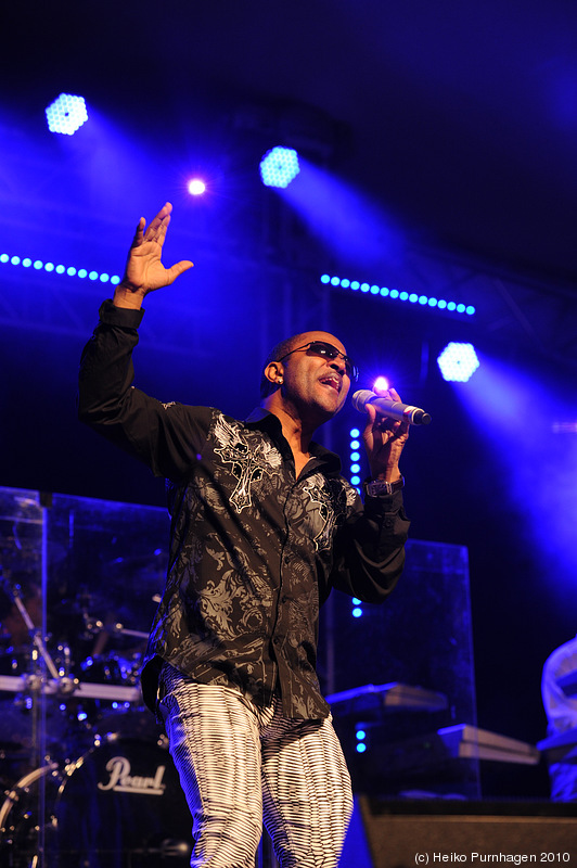 STHLM JAZZ FEST 2010 @ Skeppsholmen, Stockholm 2010-06-11 - Kool & The Gang: Clifford Adams trb, Amir Bayyan git, Robert Bell b, George Brown dr/key, Lavell Evans voc, Tinrothy Horlon dr, Shawn McQuiller voc/git, Dennis Thomas sax/voc, Curtis Williams key, Hakim Bell voc, Ronald Bell sax/voc, Broderick Gittens trp @ STHLM JAZZ FEST 2010, Stockholm 2010-06-11 - Photo: Heiko Purnhagen 2010