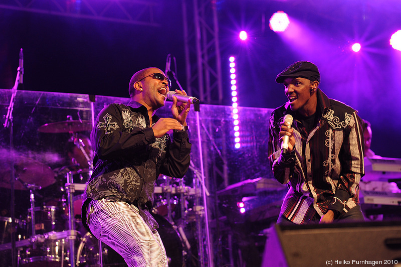 STHLM JAZZ FEST 2010 @ Skeppsholmen, Stockholm 2010-06-11 - Kool & The Gang: Clifford Adams trb, Amir Bayyan git, Robert Bell b, George Brown dr/key, Lavell Evans voc, Tinrothy Horlon dr, Shawn McQuiller voc/git, Dennis Thomas sax/voc, Curtis Williams key, Hakim Bell voc, Ronald Bell sax/voc, Broderick Gittens trp @ STHLM JAZZ FEST 2010, Stockholm 2010-06-11 - Photo: Heiko Purnhagen 2010