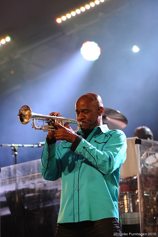 STHLM JAZZ FEST 2010 @ Skeppsholmen, Stockholm 2010-06-11 - Kool & The Gang: Clifford Adams trb, Amir Bayyan git, Robert Bell b, George Brown dr/key, Lavell Evans voc, Tinrothy Horlon dr, Shawn McQuiller voc/git, Dennis Thomas sax/voc, Curtis Williams key, Hakim Bell voc, Ronald Bell sax/voc, Broderick Gittens trp @ STHLM JAZZ FEST 2010, Stockholm 2010-06-11 - Photo: Heiko Purnhagen 2010