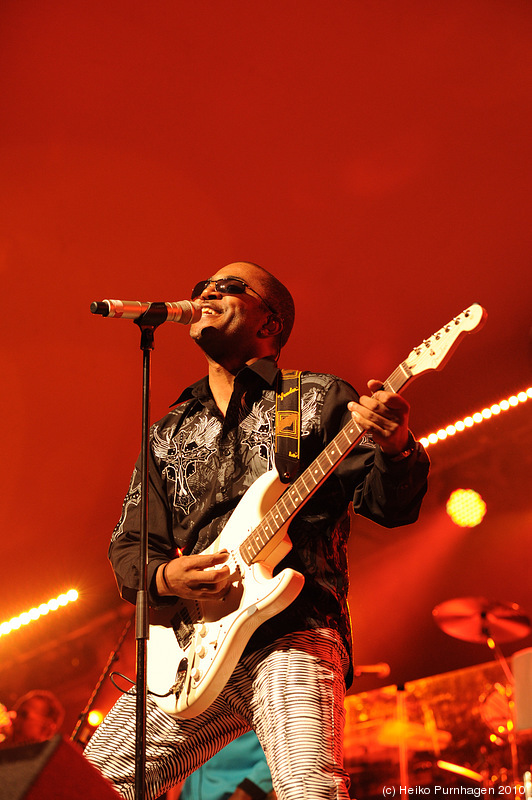 STHLM JAZZ FEST 2010 @ Skeppsholmen, Stockholm 2010-06-11 - Kool & The Gang: Clifford Adams trb, Amir Bayyan git, Robert Bell b, George Brown dr/key, Lavell Evans voc, Tinrothy Horlon dr, Shawn McQuiller voc/git, Dennis Thomas sax/voc, Curtis Williams key, Hakim Bell voc, Ronald Bell sax/voc, Broderick Gittens trp @ STHLM JAZZ FEST 2010, Stockholm 2010-06-11 - Photo: Heiko Purnhagen 2010